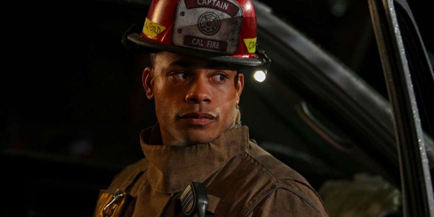 Jordan Calloway interpreta a Jake Crawford con el uniforme de los Bomberos de California en “Fire Nation”.