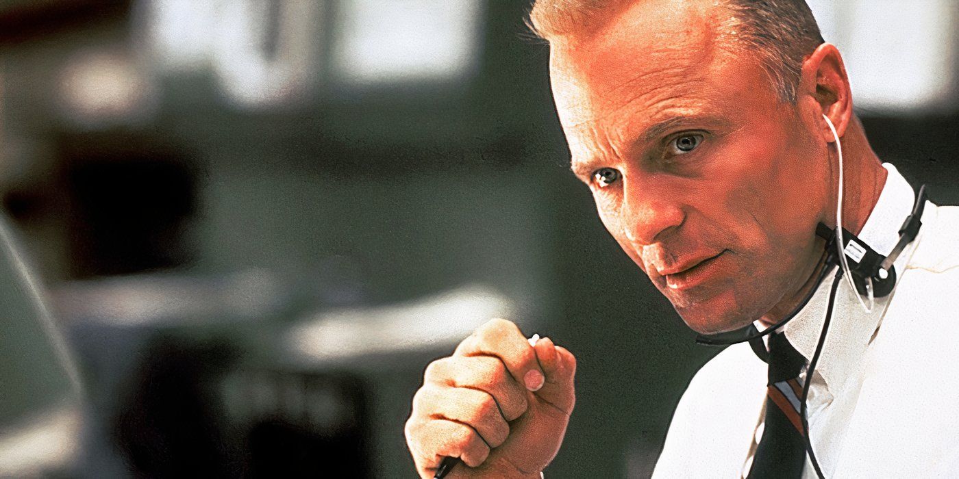 Primer plano del director de vuelo del Apolo 13, Gene Krantz (Ed Harris)