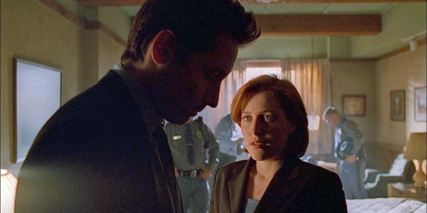 Gillian Anderson and David Duchovny offer theories at a crime scene from the episode Trevor in The-X-Files