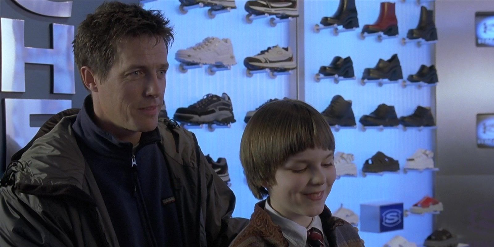 Hugh Grant como Will y Nicholas Hoult como Marcus compran zapatos en 