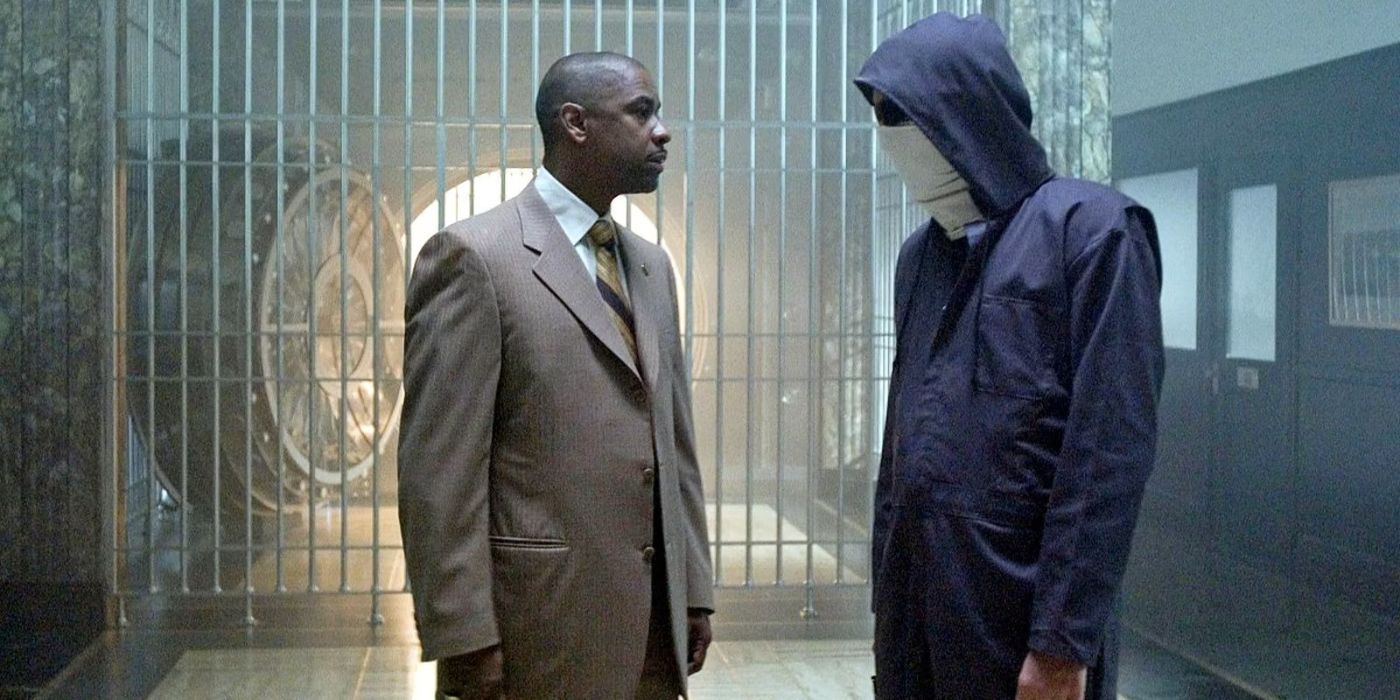 Detective Frazier, played by Denzel Washington, and masked bank robber Dalton Russell, played by Clive Owen, have a conversation in a bank vault