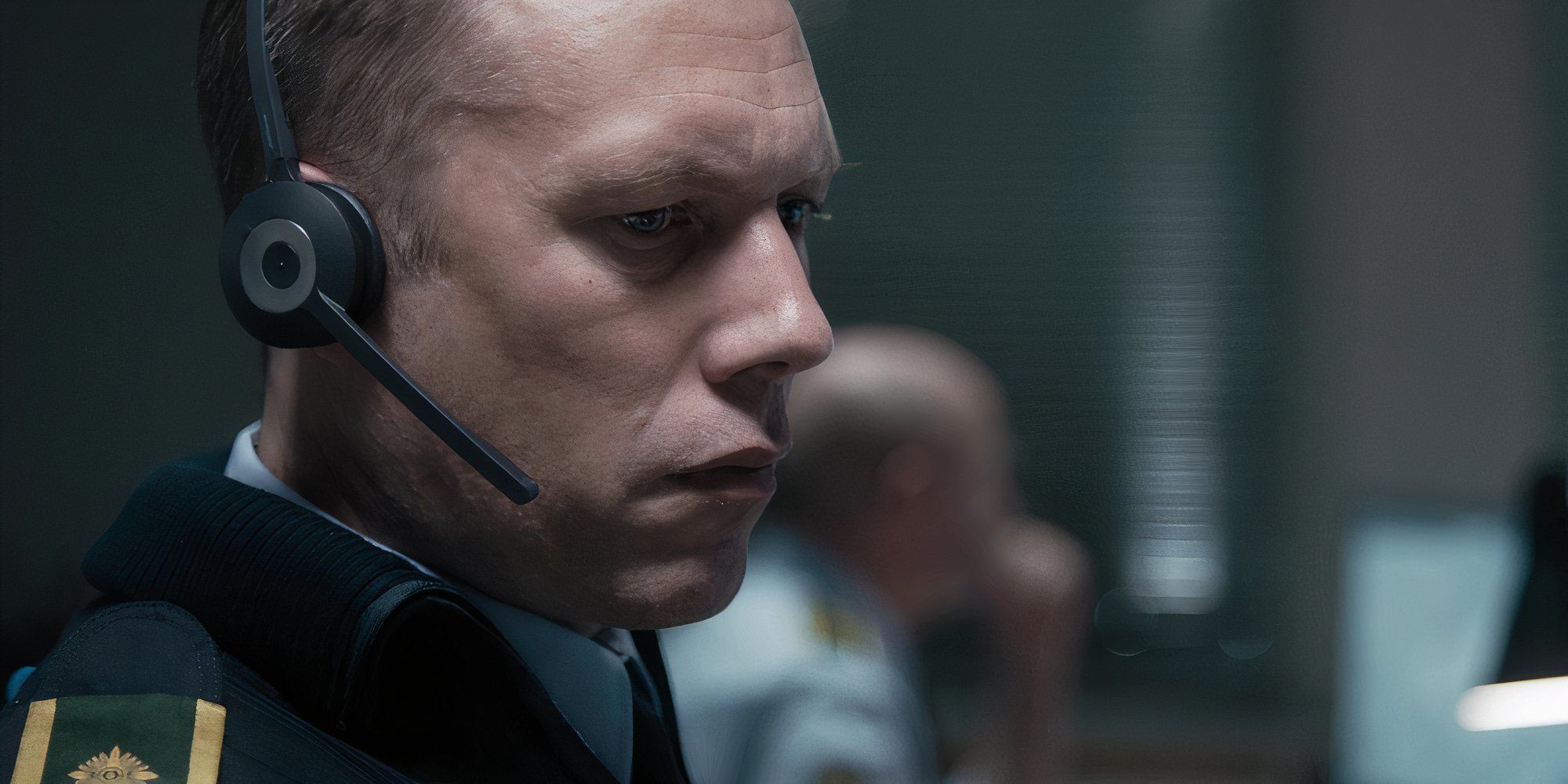 Jakob Cedergren as Asger looking at computer in The Guilty (2018)