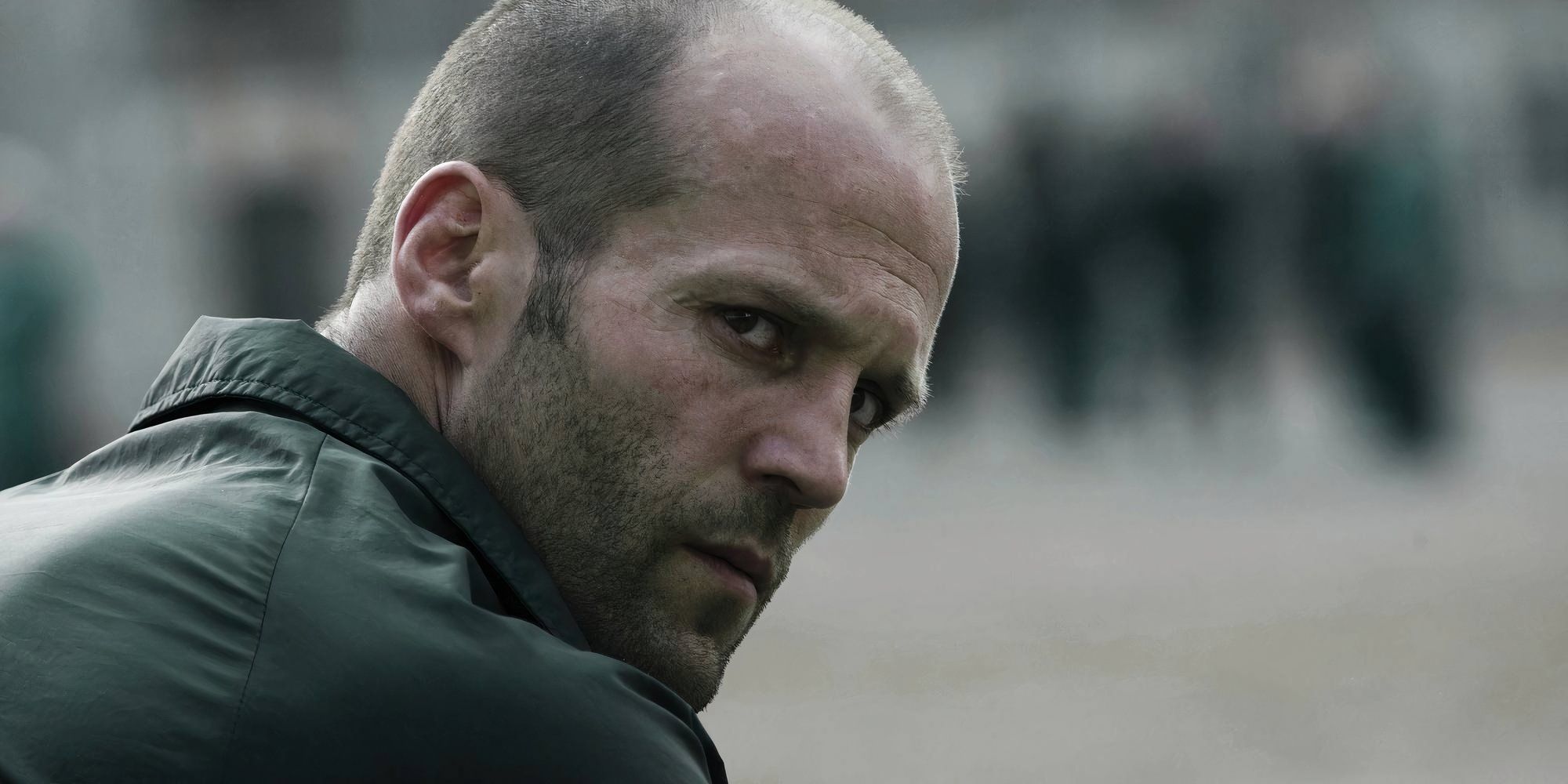 Jason Statham as Jensen Ames in Death Race looking over his shoulder.