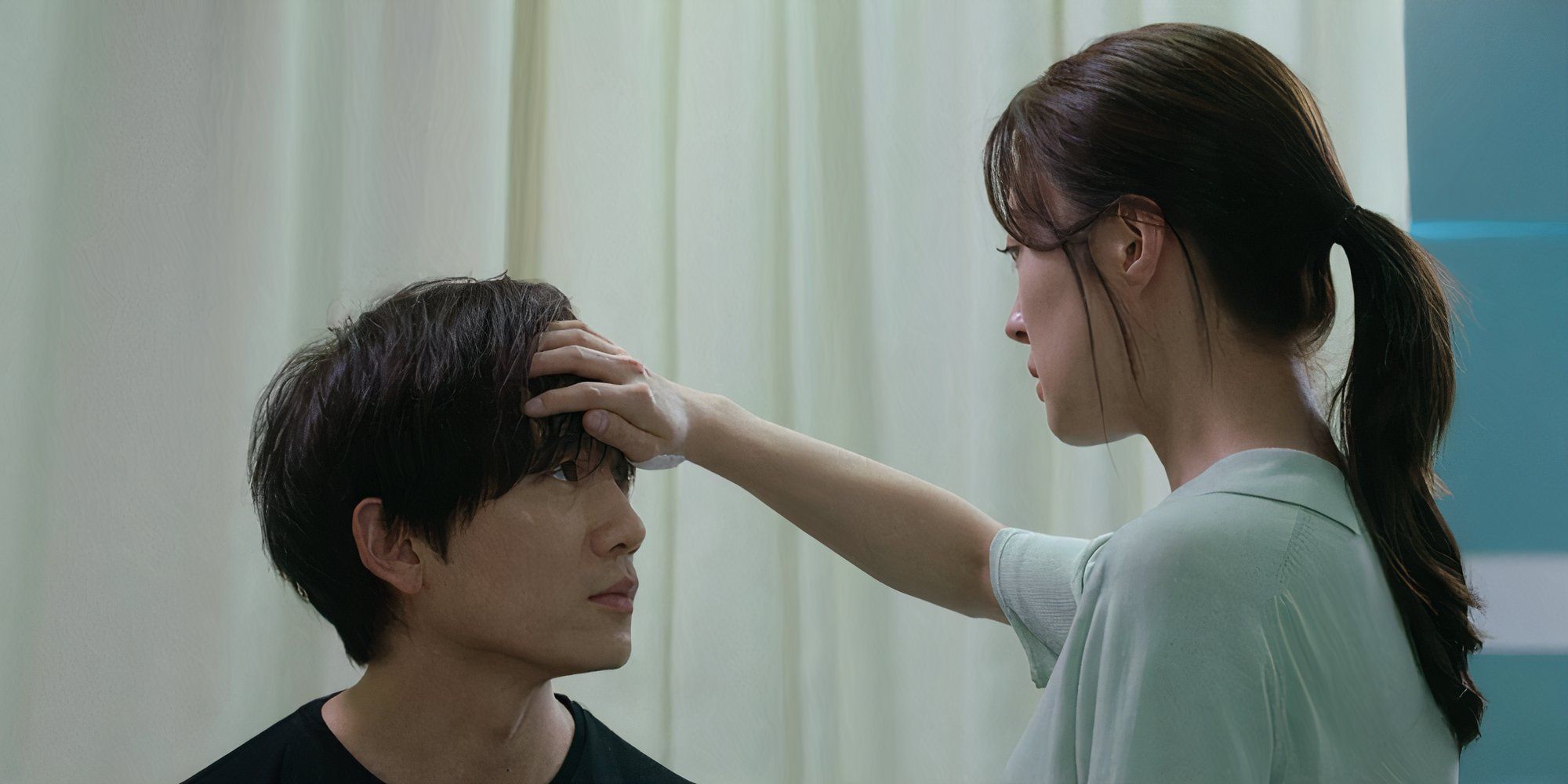 Lee Se-yeong checking Ji Sung&rsquo;s fever by placing her hand on his forehead in Doctor John.