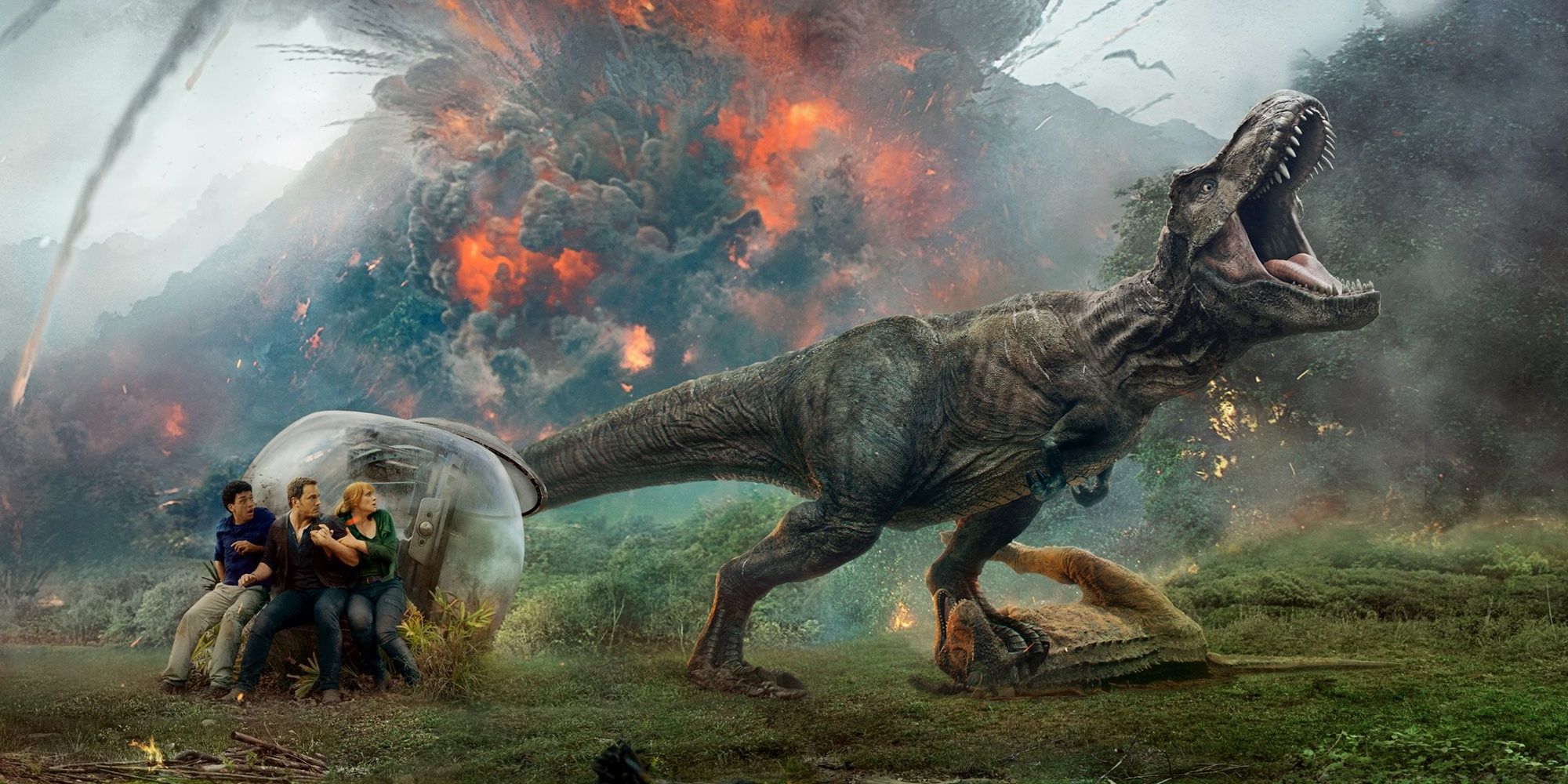 Los personajes principales de Jurassic World se esconden del ataque de un Tyrannosaurus rex frente a un volcán en erupción.