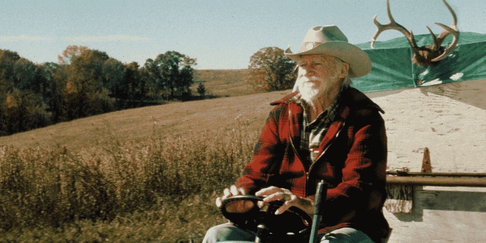 Richard Farnsworth as Alvin Straight riding his lawnmower in The Straight Story