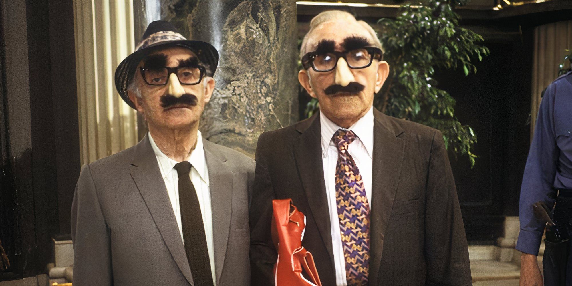 Lee Strasberg y George Burns aparecen con narices y bigotes postizos en Going in Style (1979).