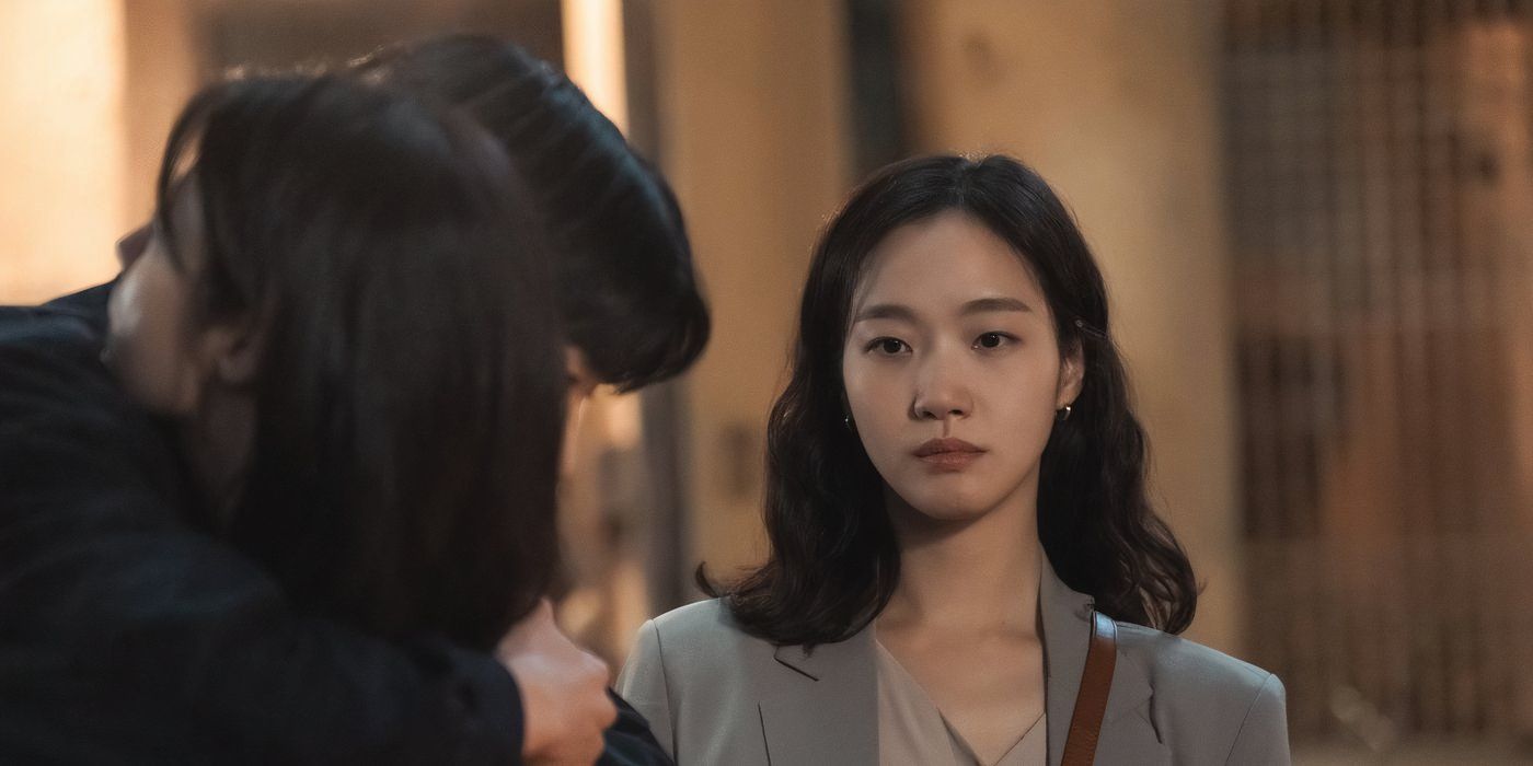 Kim Go-eun as Oh In-joo looks sad as two people embrace in front of her in Little Women.