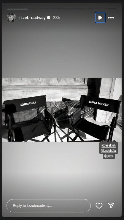 Uma história no instagram de Lizze Broadway mostrando duas cadeiras para dois personagens quando a 2ª temporada começa a ser filmada