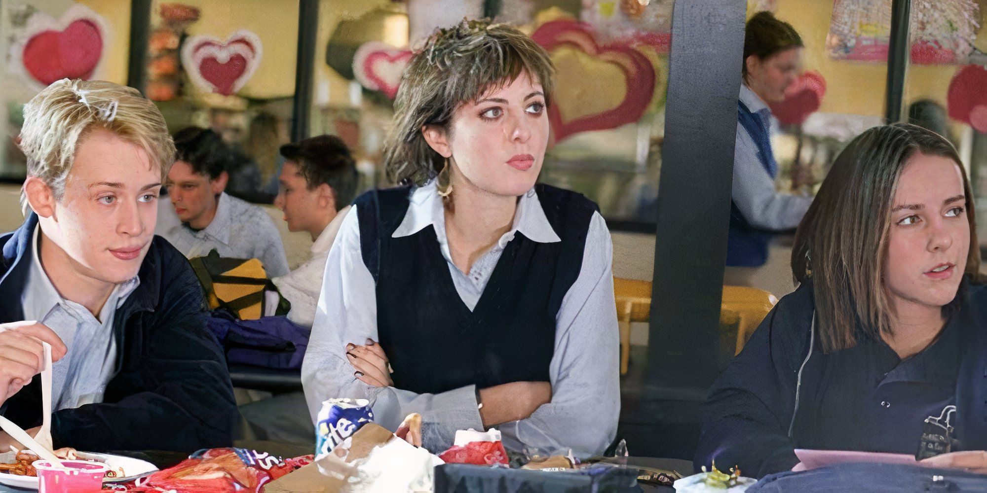 Macaulay Culkin, Eva Amurri and Jena Malone sitting next to each other at a lunch table in Saved! (2004)