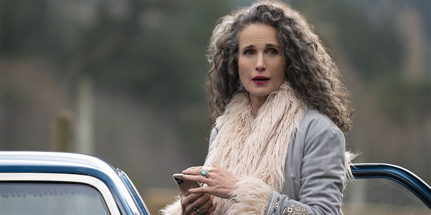 Andie MacDowell, que interpreta a Paula, mira a alguien antes de subir al coche en el drama 