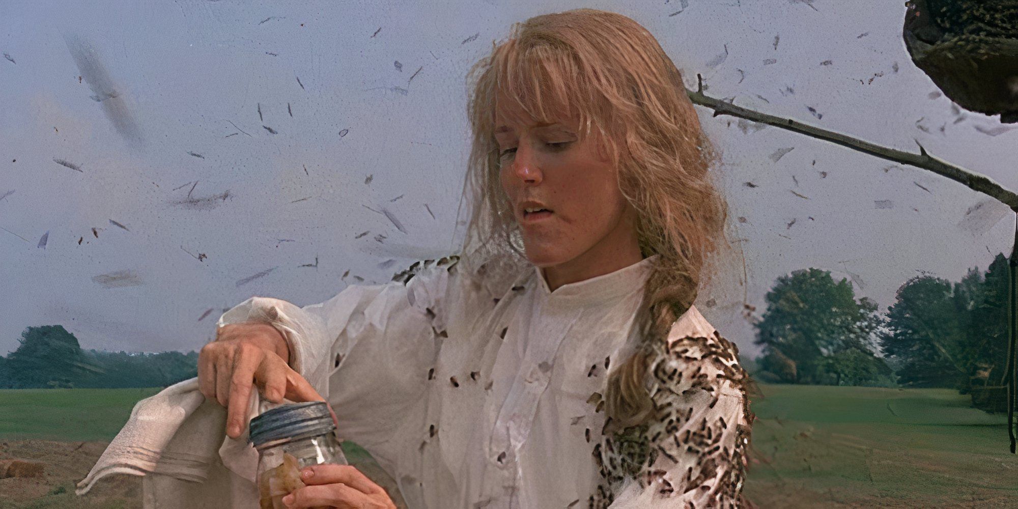 Mary Stuart Masterson con tomates verdes fritos está rodeada de abejas.