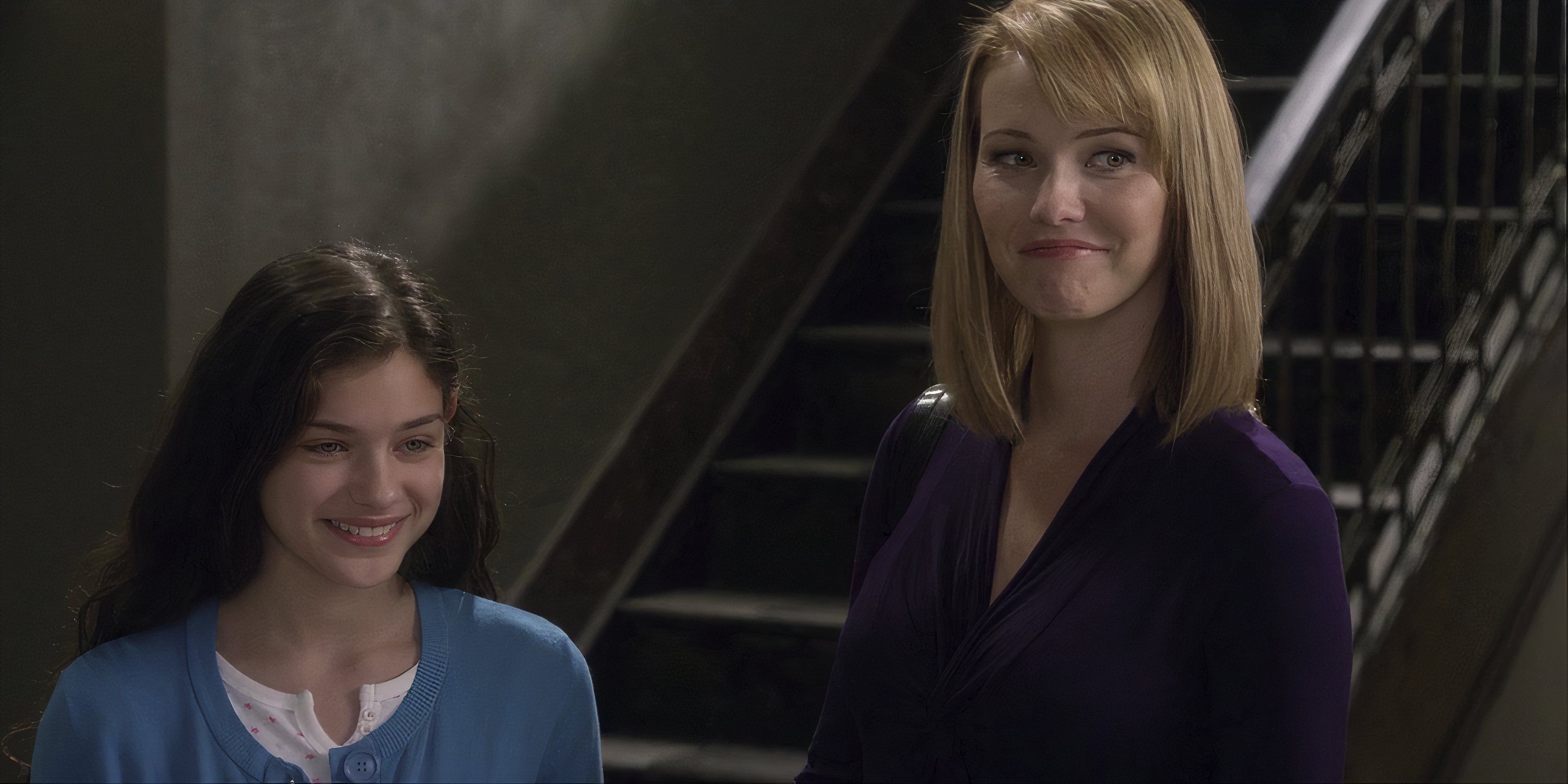 Melissa Sagemiller como Gillian Hardwick junto a una niña sonriente en 