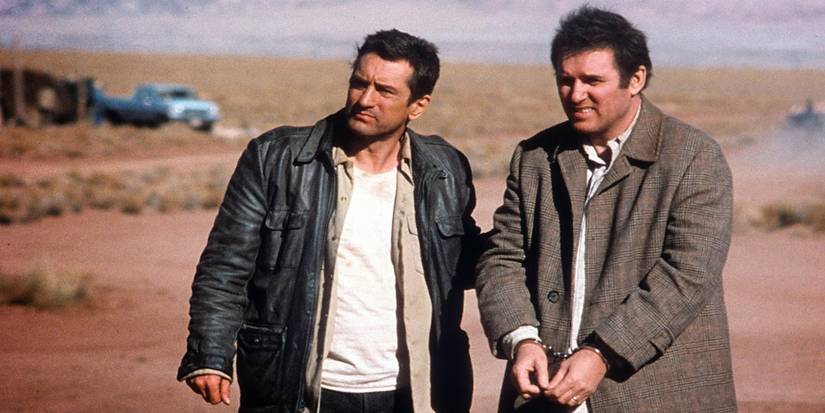 Roberts de Niro pusnakts skrējienā pavada roku dzelžos Kārļa Grodinu.