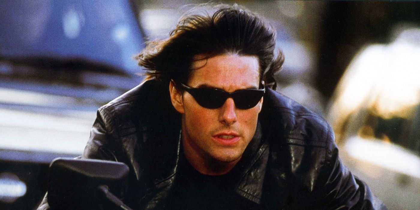 Tom Cruise como Ethan Hunt conduciendo una motocicleta en Misión: Imposible II