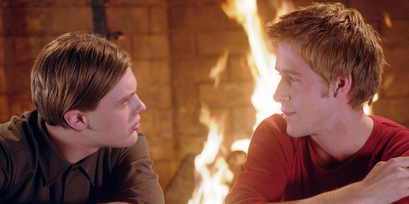Michael Pitt looking at Ryan Gosling in front of a fire in Murder By Numbers