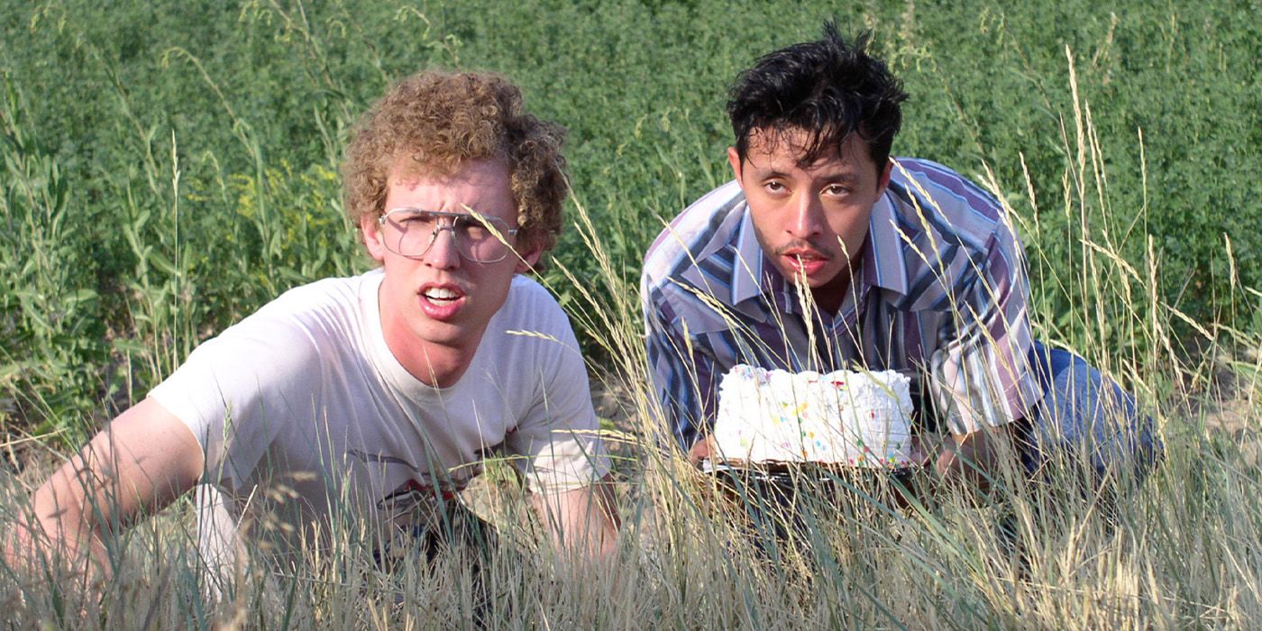 En Napoleon Dynamite, Napoleón (Jon Heder) y Pedro (Efren Ramirez) se esconden en la hierba.