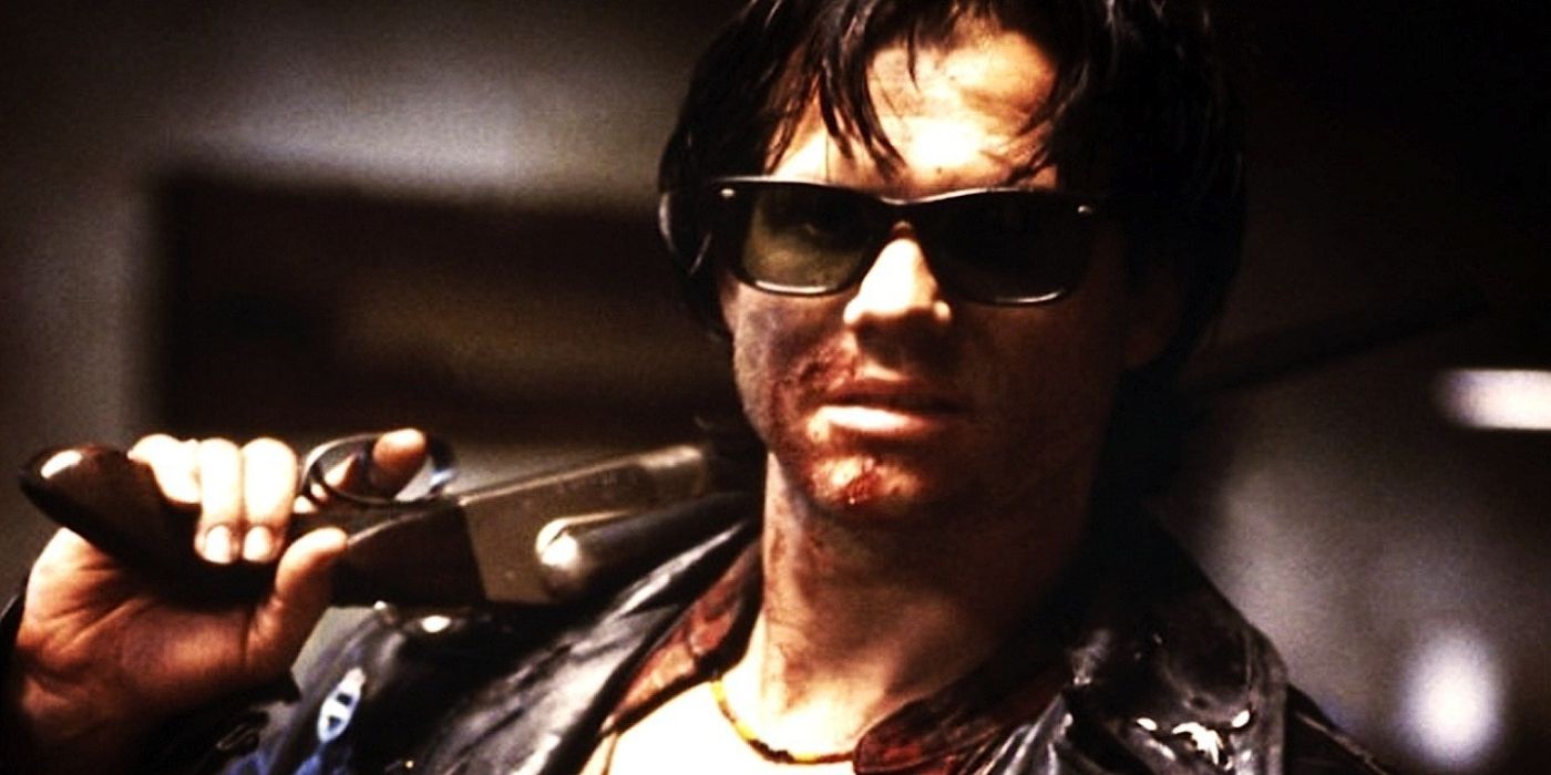 Severen con una pistola al hombro en Near Dark