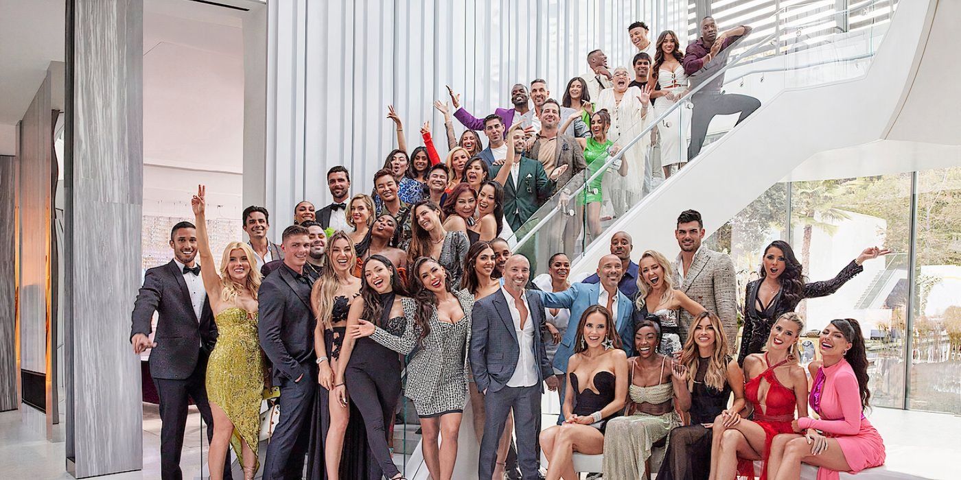 Las estrellas del reality de Netflix posan juntas en la gran escalera de una fiesta