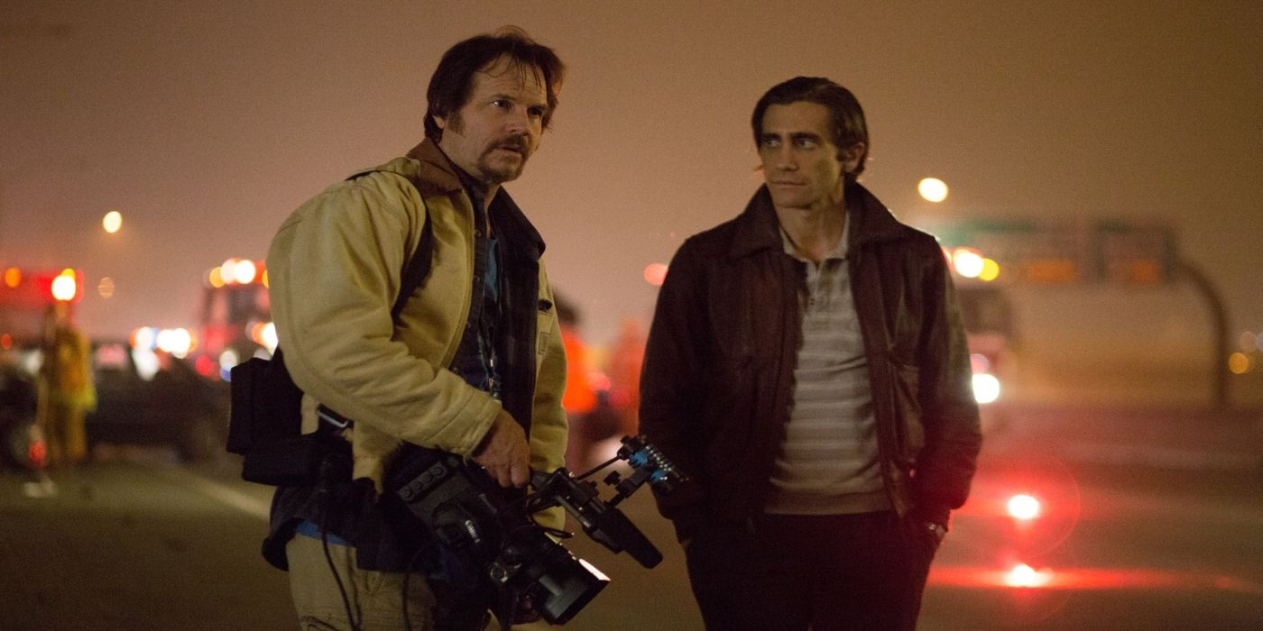 Joe and Lou talking on the street at night in Nightcrawler