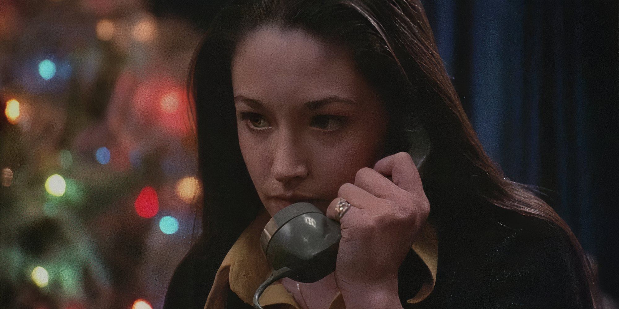 Olivia Hussey as Jess Bradford in Black Christmas speaking on the phone.