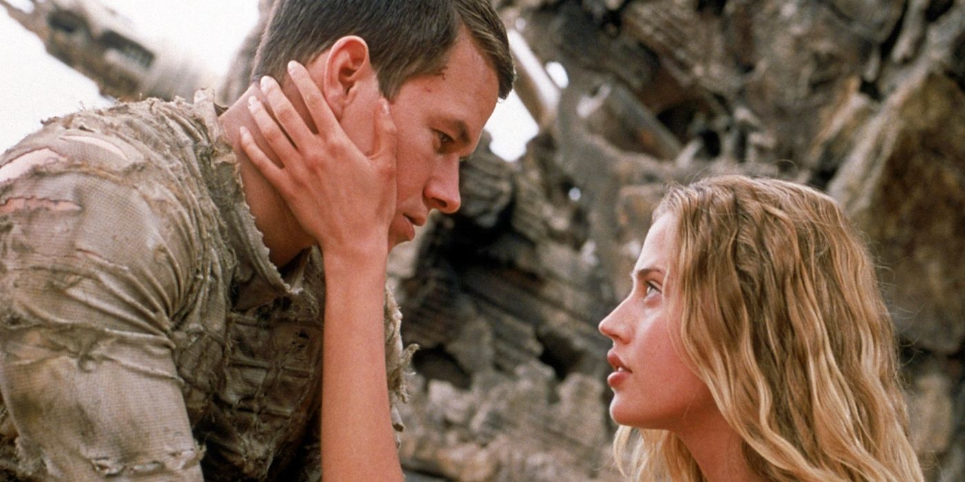 Daena (Estella Warren) holds Leo Davidson's (Mark Wahlberg) face as they look into each other's eyes in Tim Burton's Planet of the Apes