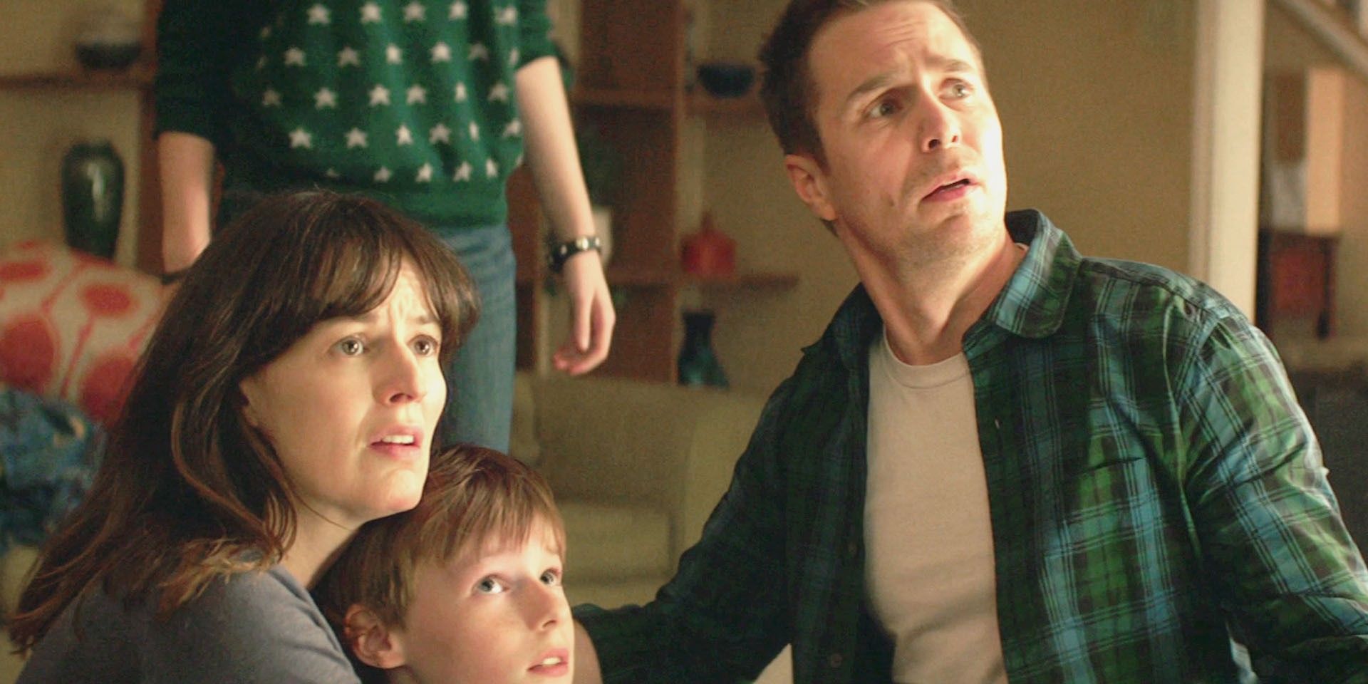 Rosemarie DeWitt, Kyle Catlett, and Sam Rockwell looking scared in &lsquo;Poltergeist&rsquo; (2015)