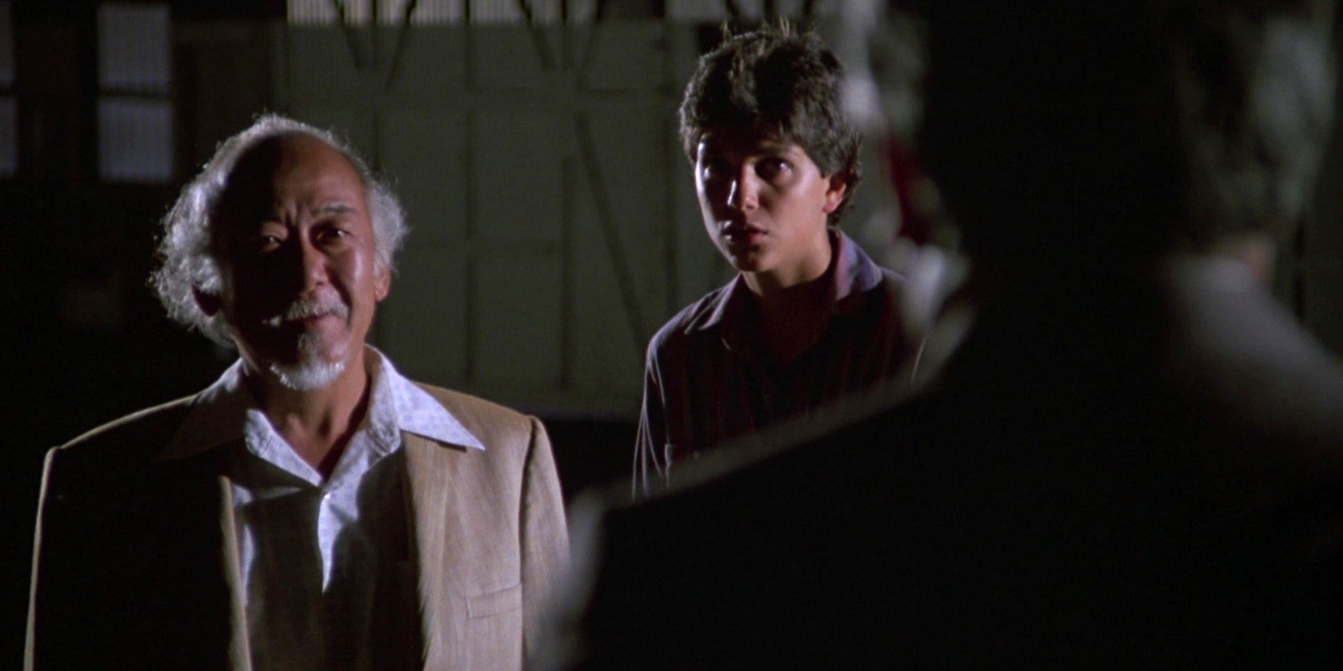 El señor Miyagi (Pat Morita) y Daniel (Ralph Macchio) son secuestrados en Karate Kid Parte II