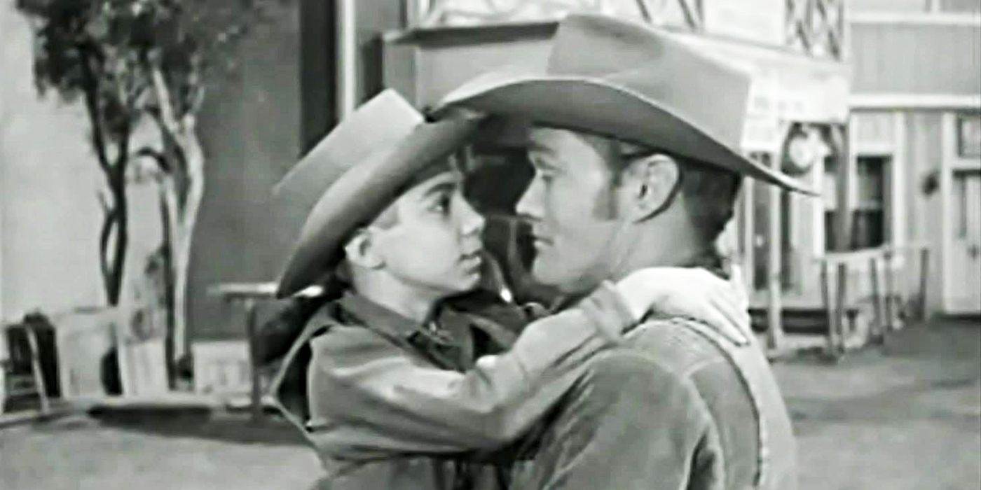 Luke McCain (Chuck Connors) sosteniendo a Mark McCain (Johnny Crawford) en sus brazos en The Rifleman