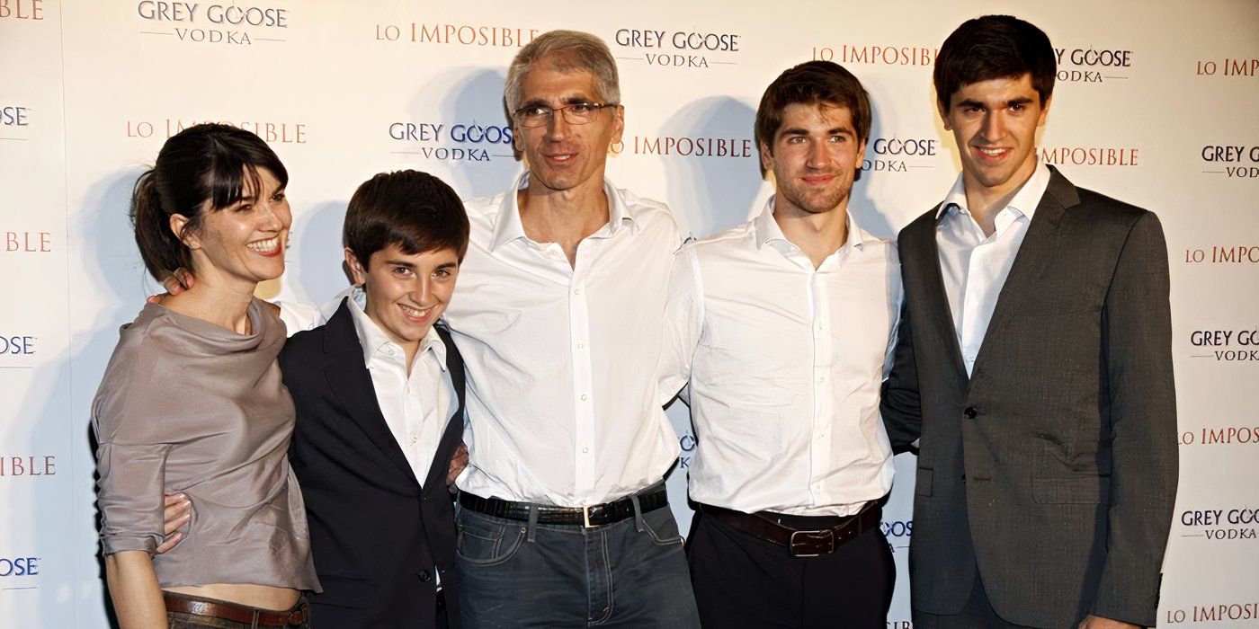 The Belón-Álvarez family smiling at the premiere for the movie The Impossible