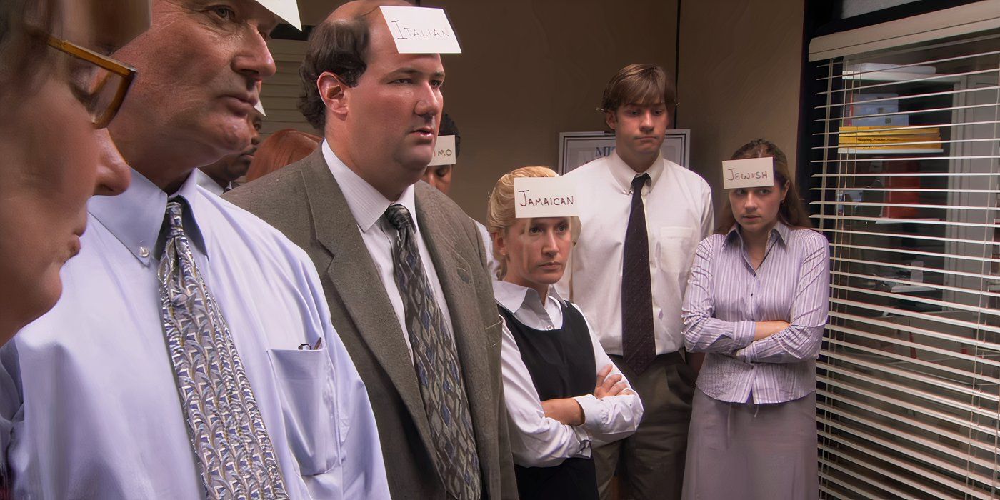 Kevin (Brian Baumgartner), Angela (Angela Kinsey), Jim (John Krasinski) i Pam (Jenna Fischer) representen "Dia de la Diversitat," sembla incòmode a The Office