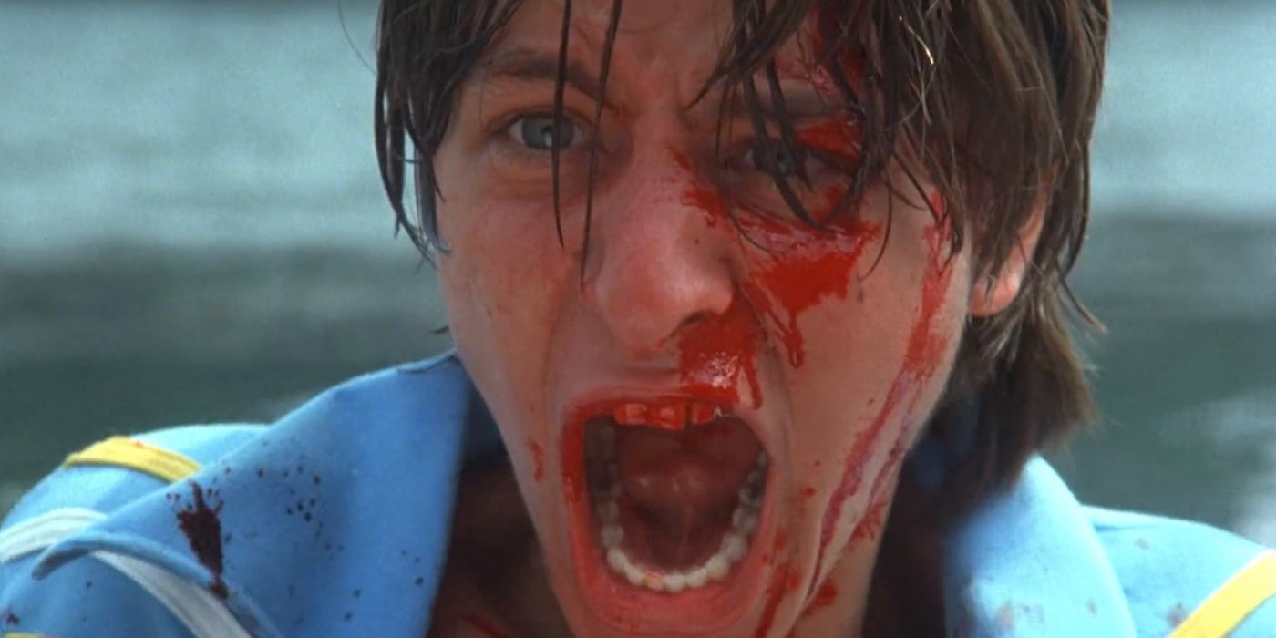 Woodstock (Fisher Stevens) muere en la masacre de la balsa en The Burning (1981).