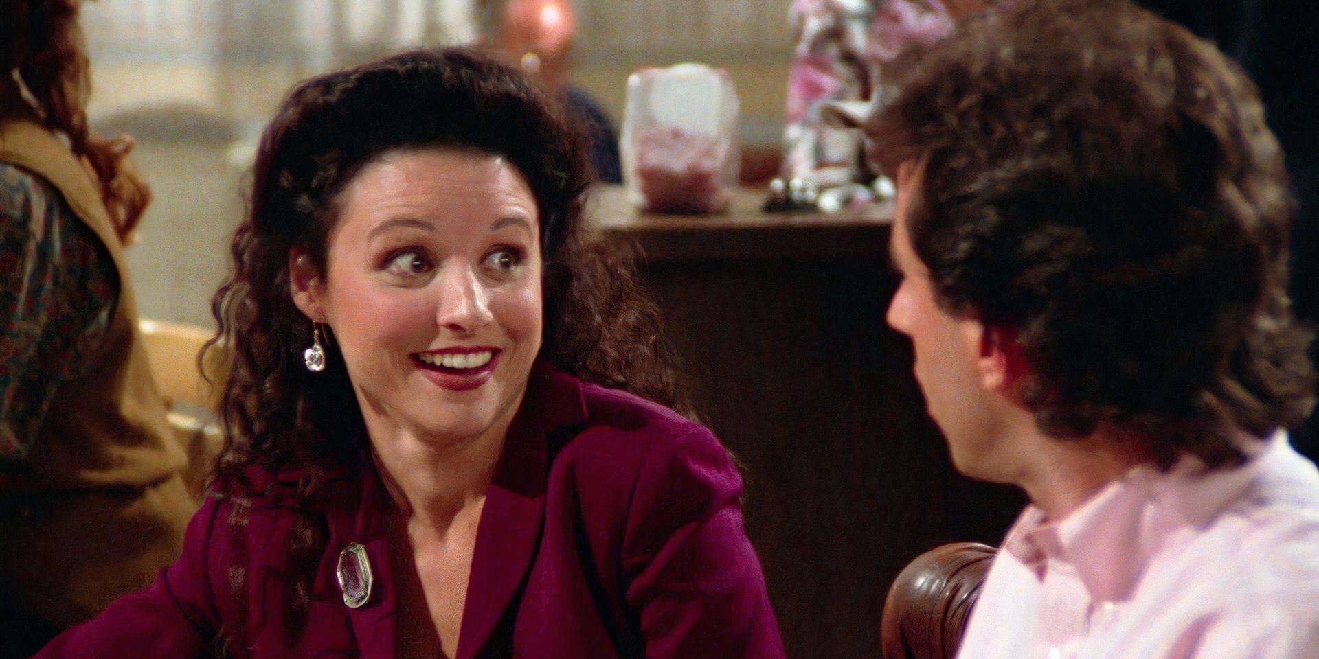 Elaine sits in a booth and has dinner with Jerry in a diner in the episode The Mango.