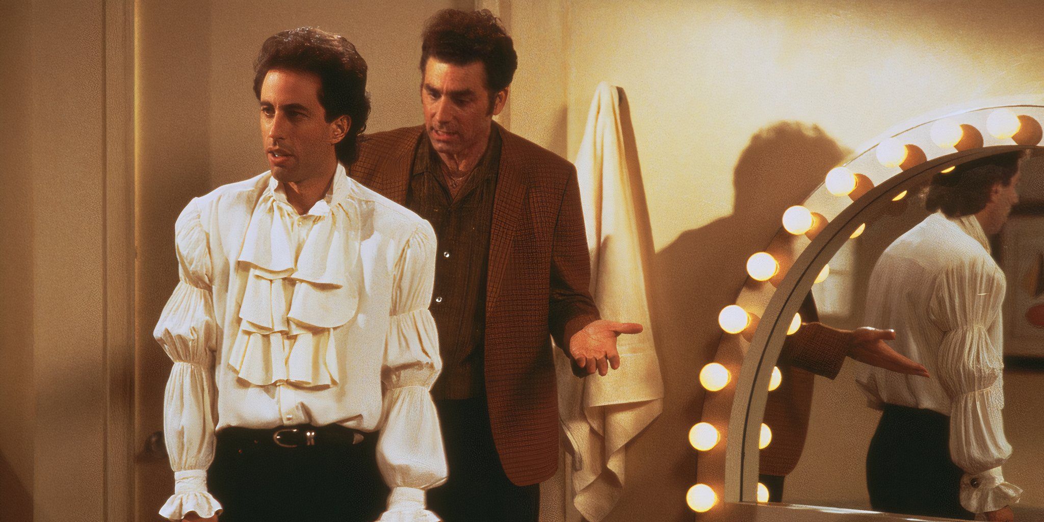 En Seinfeld, Seinfeld viste una camisa hinchada y Kramer está detrás de él.