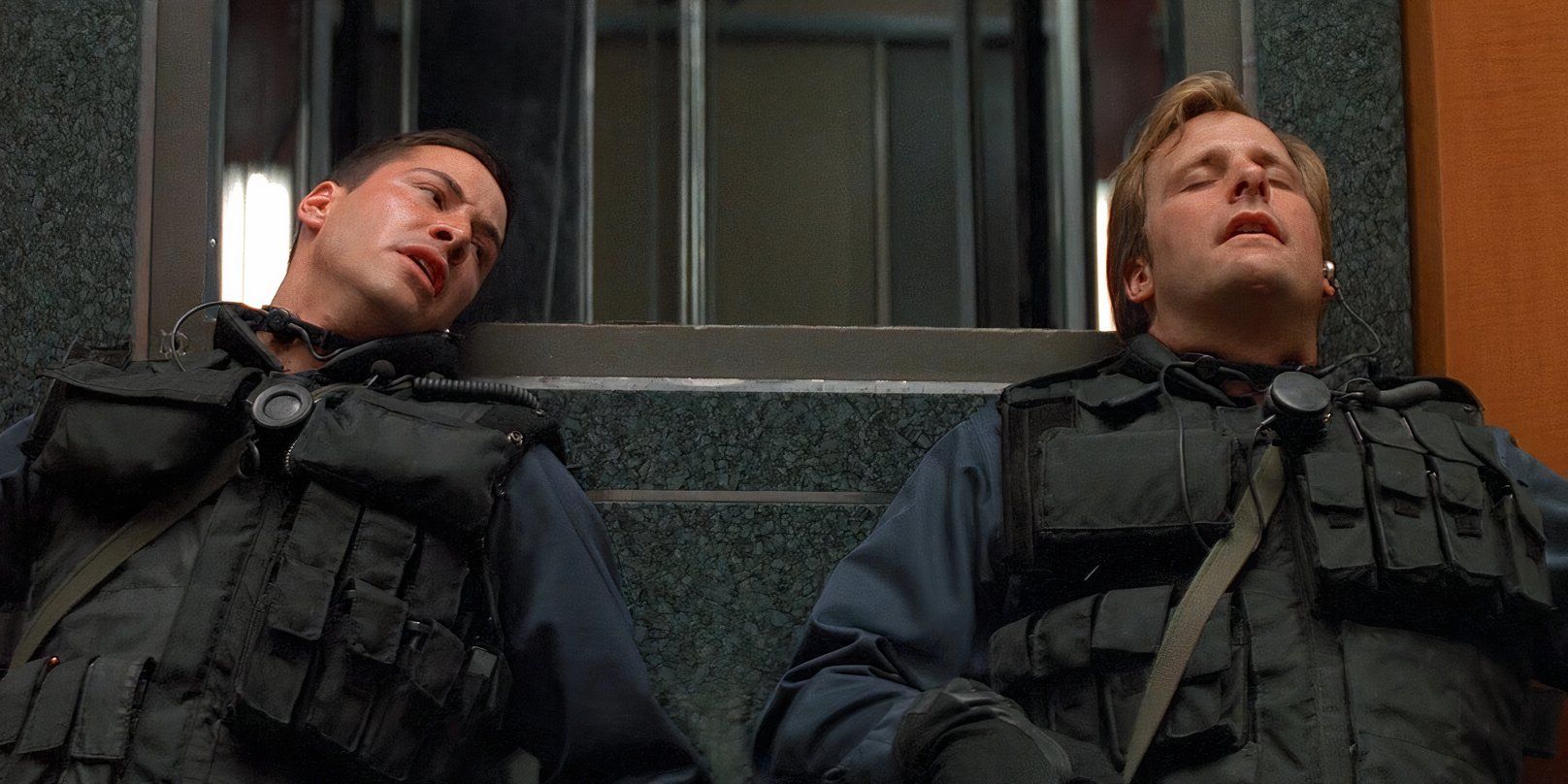 Keanu Reeves and Jeff Daniels dressed up in police gear in 'Speed'