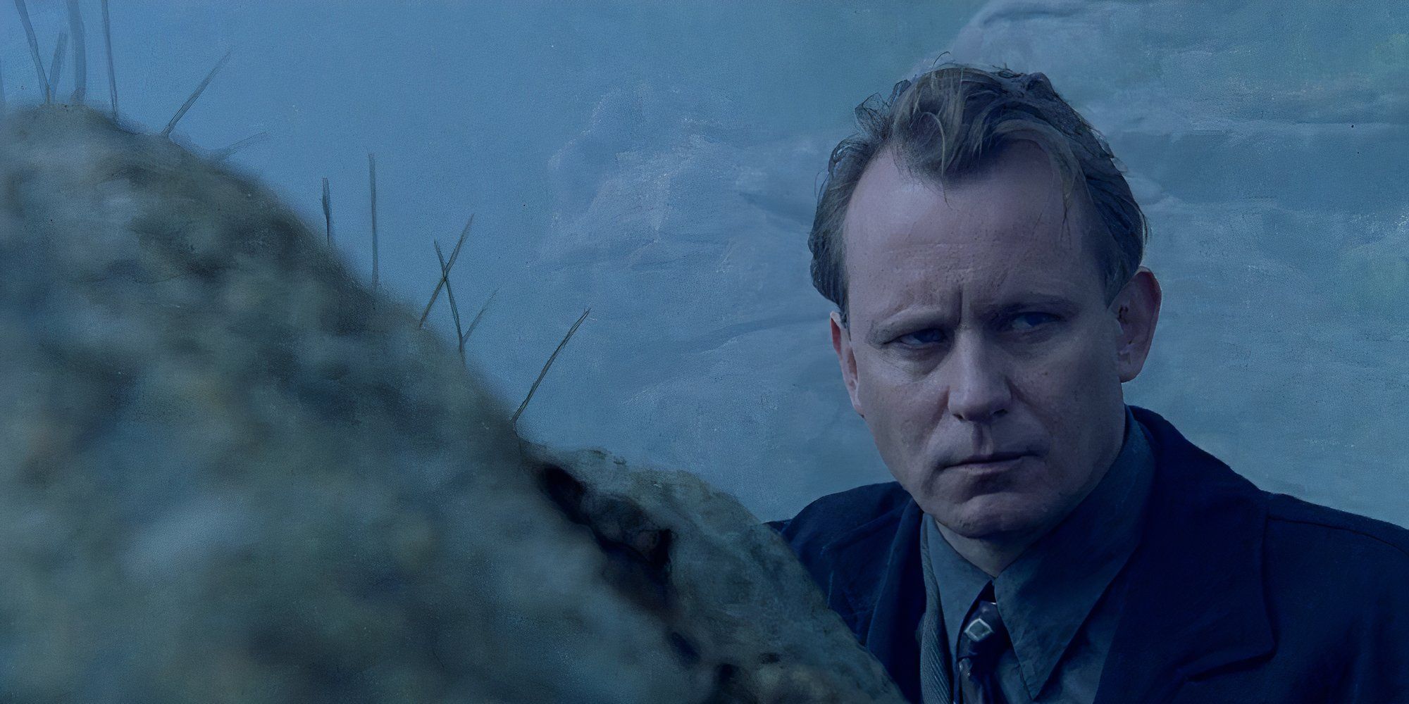 Stellan Skarsgard as Jonas in Insomnia hiding behind something outside