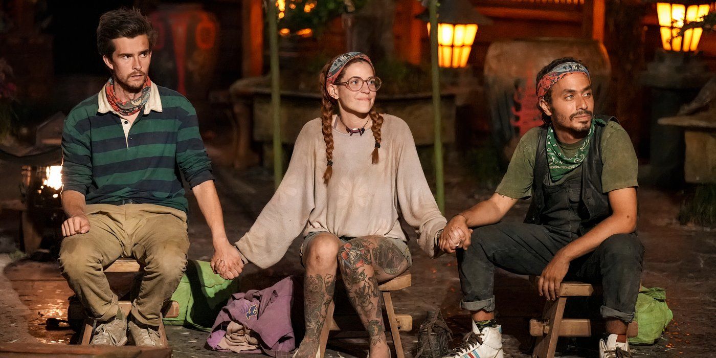 Charlie Davis, Kenzie Petty y Ben Katzman se sientan frente al jurado de Survivor 46, tomados de la mano.