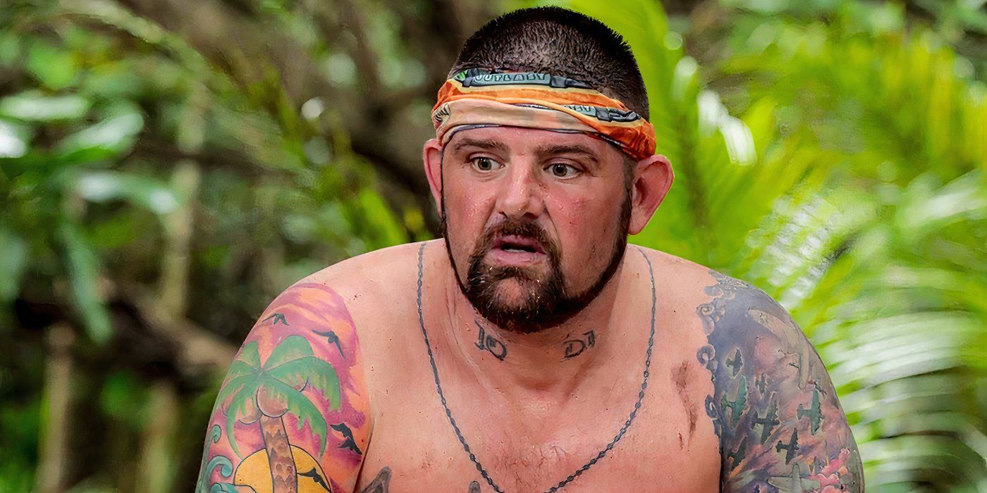 Pat Cusack de Survivor está sentado allí con la cabeza pulida, sin camisa y con muchos tatuajes.