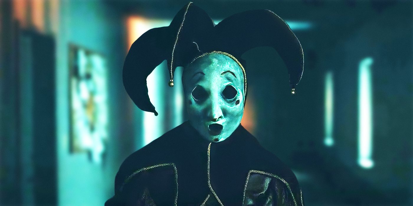 En el Tarot, un payaso con máscara mira fijamente a la cámara.