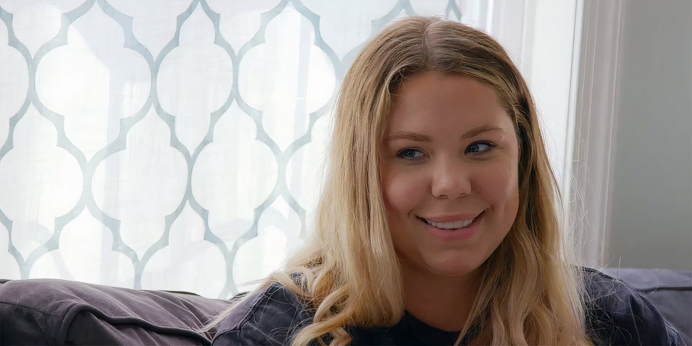 Kailyn Lowry from Teen Moms smiling and looking at someone from the side