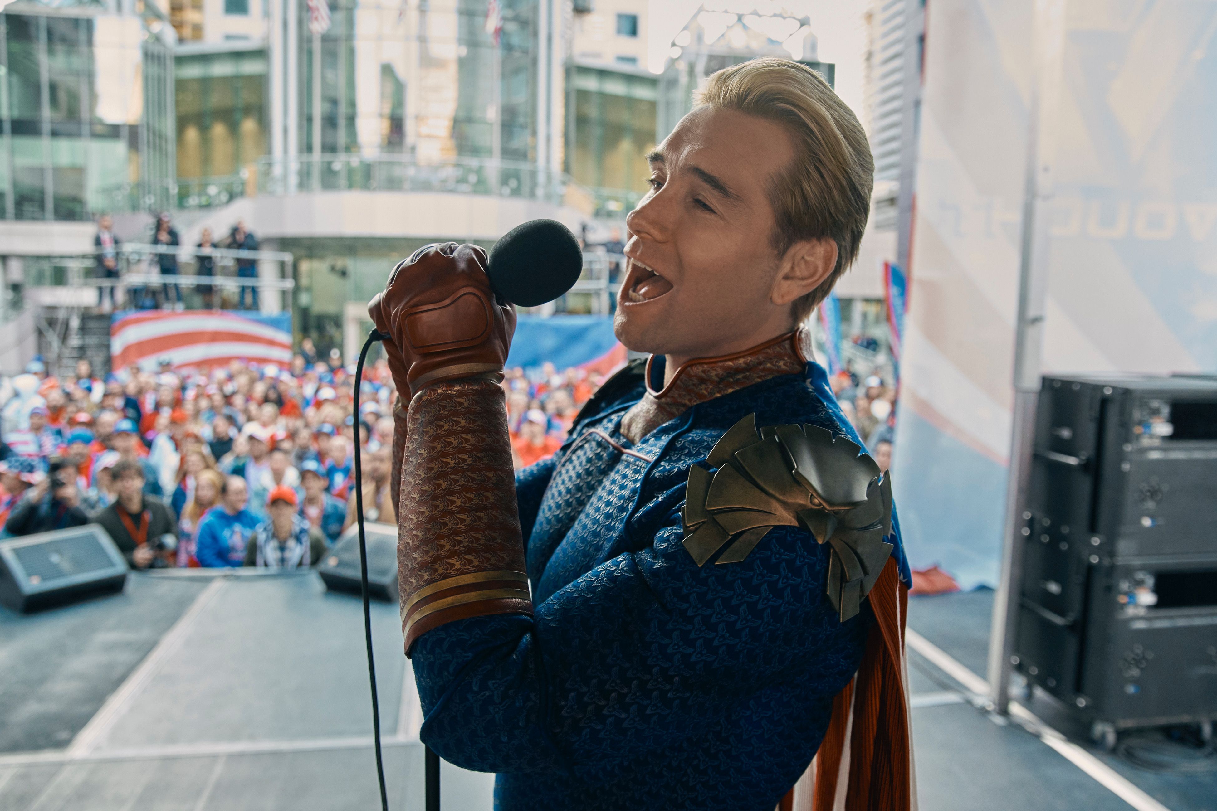 Homelander canta karaoke en el escenario en la cuarta temporada de 'The Boys'