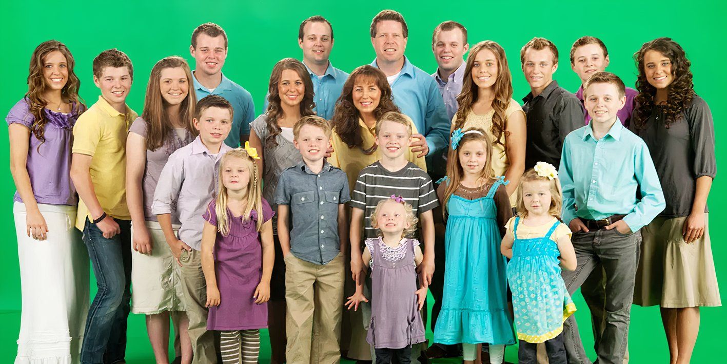 The-Duggars-19-Kids-And-Counting-Family-Photo-Shoot