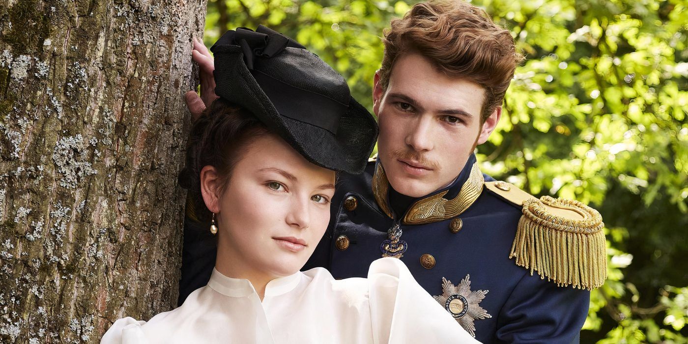 Devrim Lingnau and Philip Froissant posing next to each other as Empress Elisabeth of Austria and Emperor Franz Joseph.