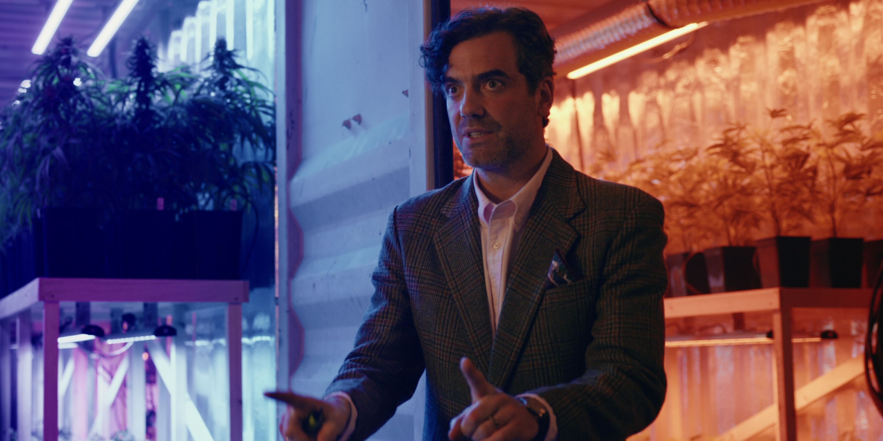 Daniel Ings as Freddy in a suit in Episode 6 of Season 1 of The Gentlemen