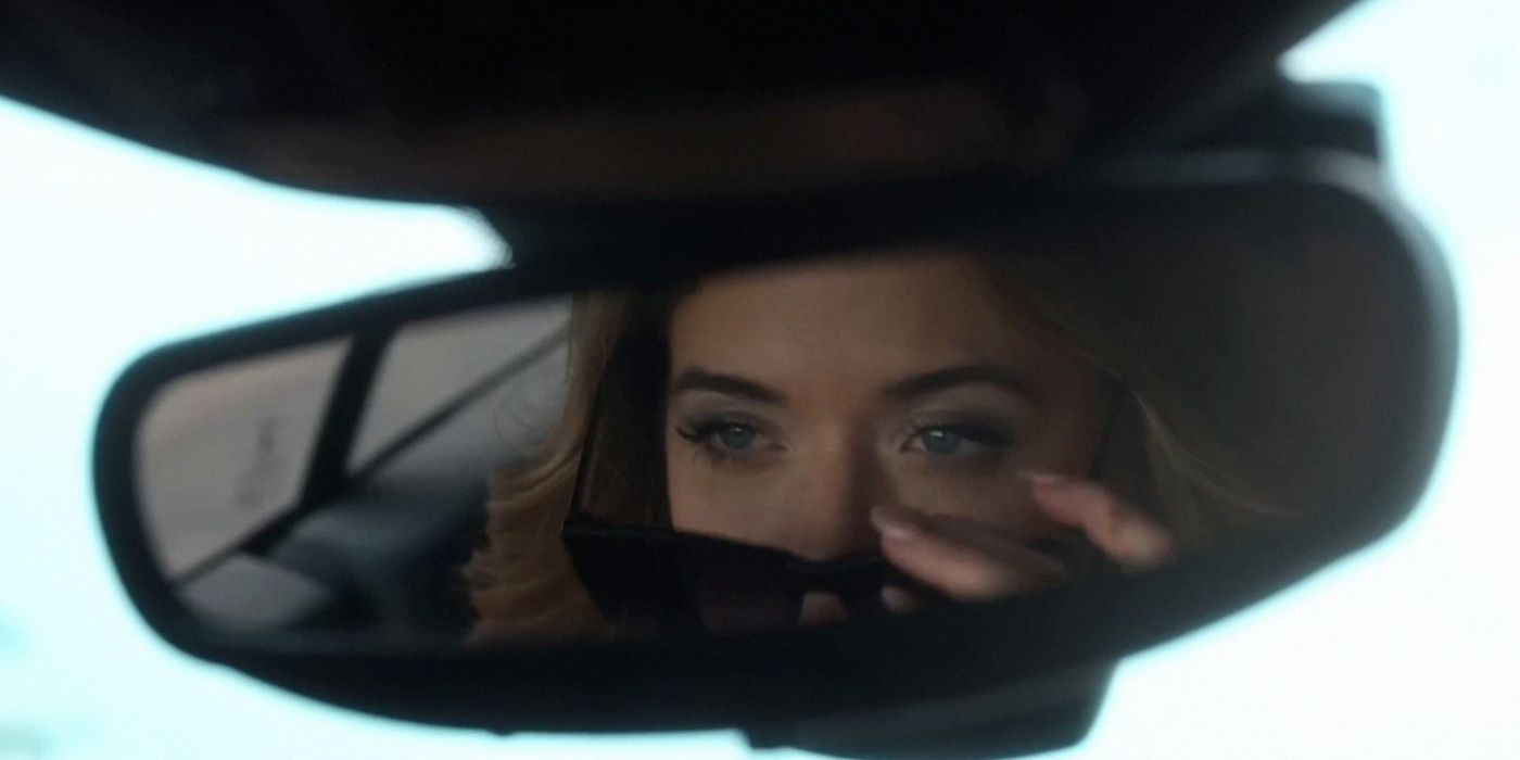 Una toma de Sasha Pieterse en el espejo retrovisor sin las gafas de sol de la cara.