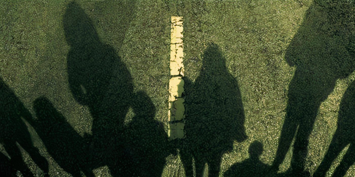 Sombras de personas en la carretera en la portada de The Long Walk de Stephen King