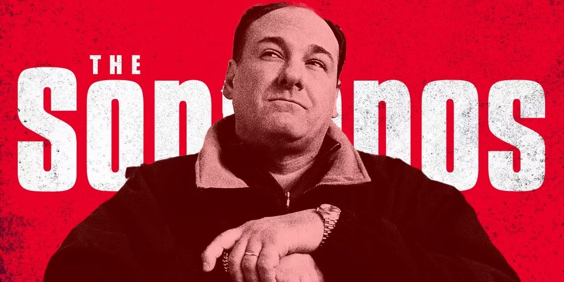 James Gandolfini con superposición roja delante del fondo de la tarjeta de título de Los Soprano