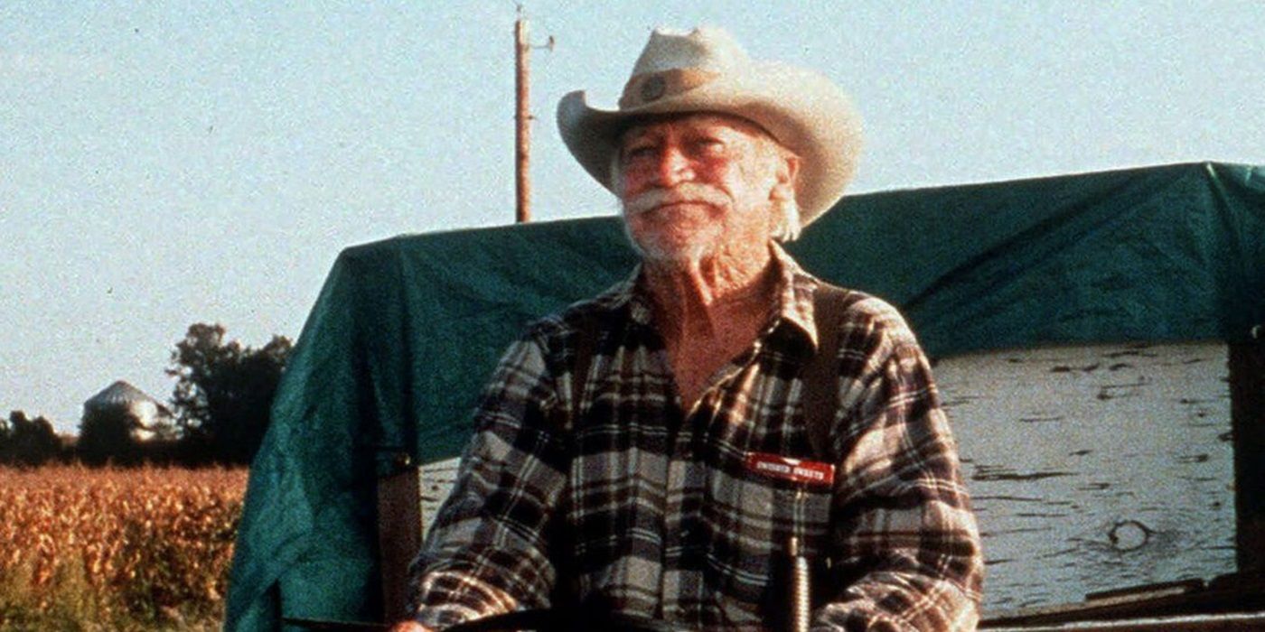 Richard Farnsworth as Alvin Straight riding his lawnmower in The Straight Story