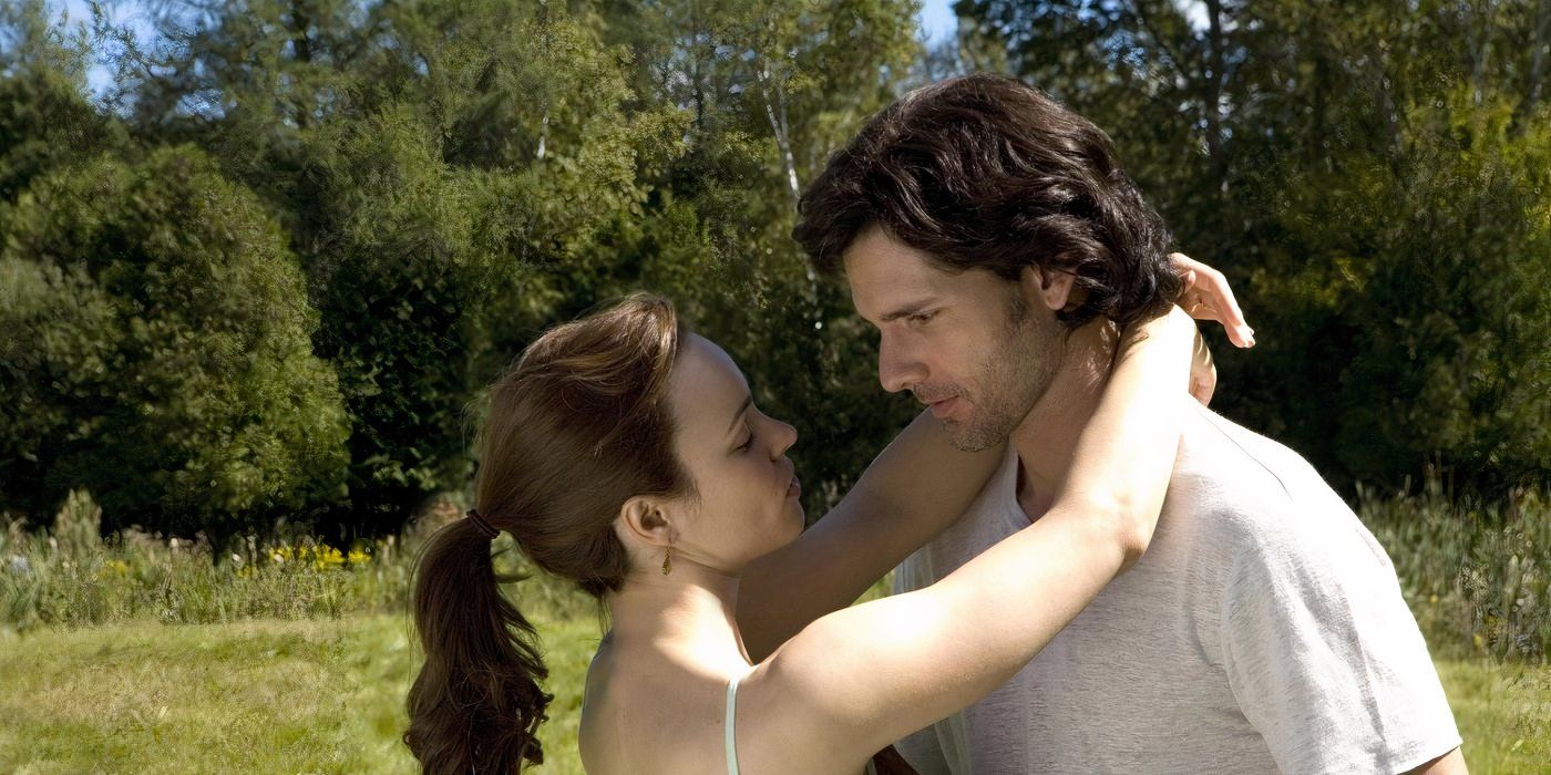 Rachel McAdams as Clare holding Eric Bana as Henry in The Time Traveler's Wife