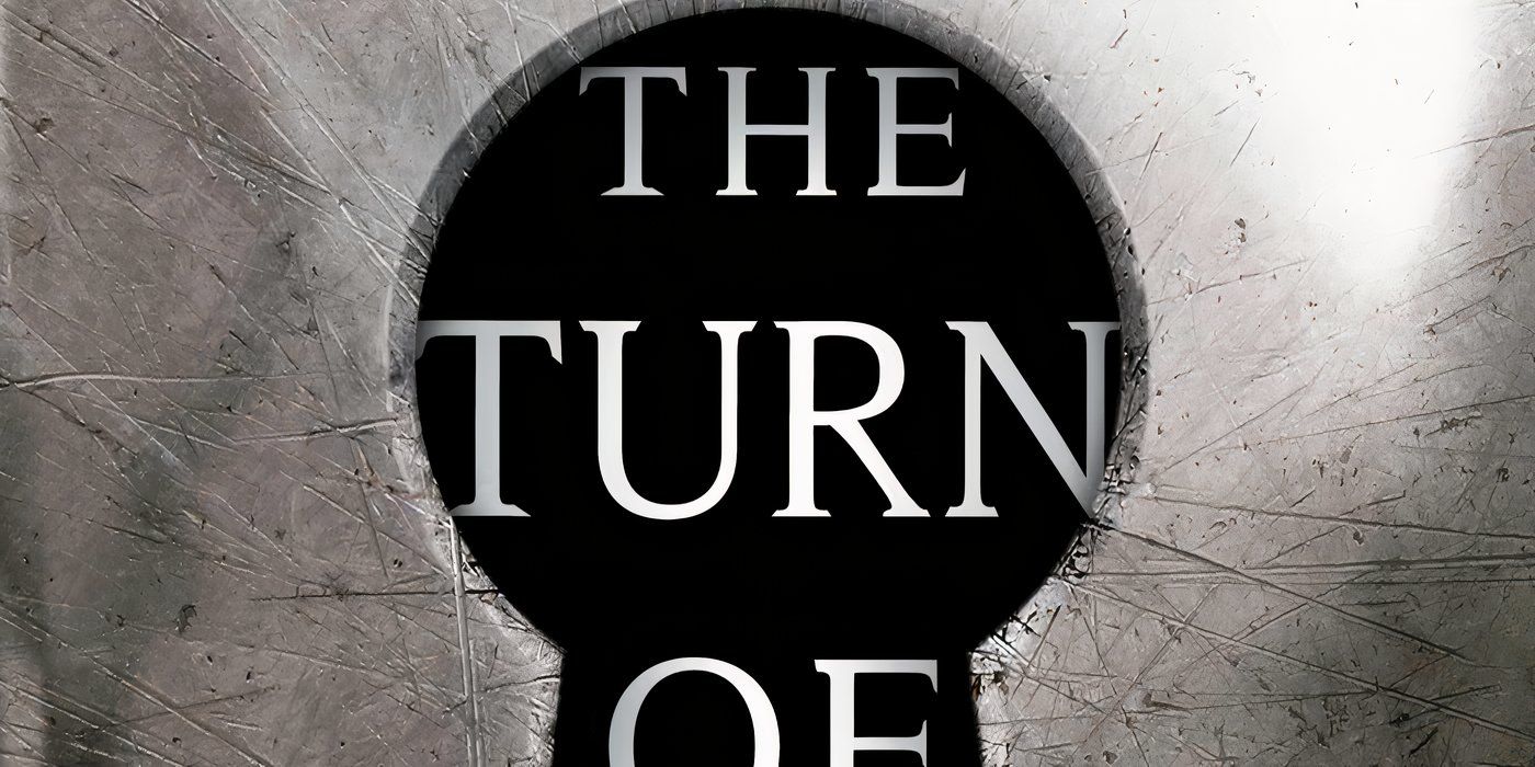 Un ojo de cerradura con el texto del título en la portada de The Turn of the Key de Ruth Ware.